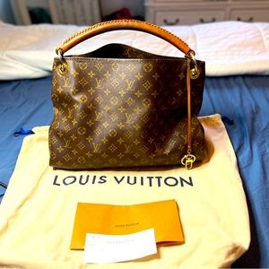 AMAZING CONDITION!!! 

Gorgeous, AUTHENTIC, Louis Vuitton Artsy MM